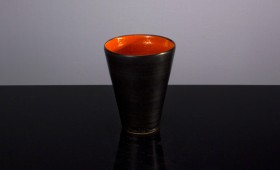 Svart orange kopp